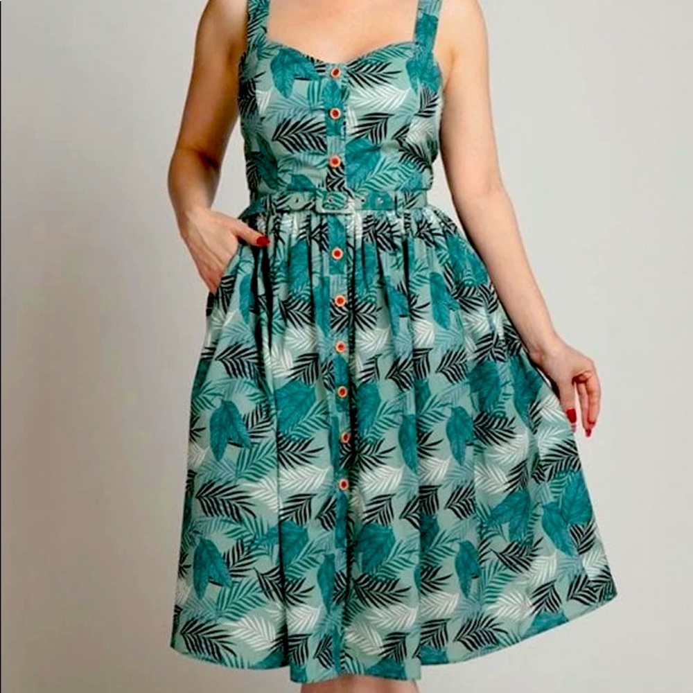 NWOT Collectif Mainline Jemima Swing Dress in Cool Palm print 10 M/L.